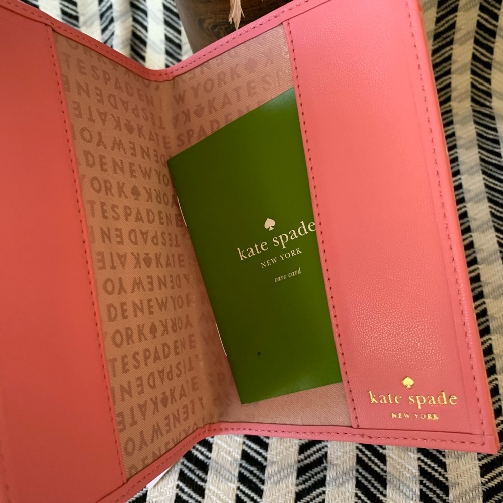 KATE SPADE DAYCATION CAMEL PARTY Passport holder - Picture 6 of 7